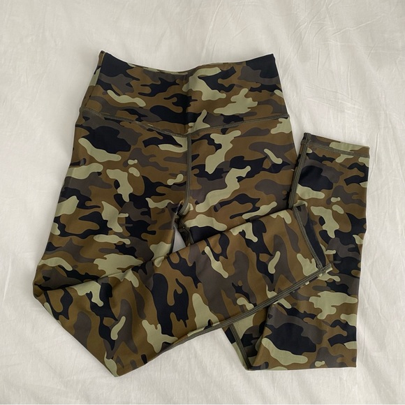 ☀️ SUMMER CLEARANCE ☀️ ZYIA | Camo Light n Tight leggings | Size 2 - Picture 1 of 7